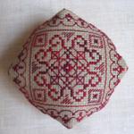 Red monochrome Biscornu & scissor fob - cross stitch pattern - by Marie-Anne Réthoret-Mélin (zoom 1)