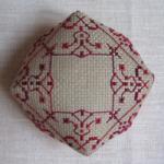 Red monochrome Biscornu & scissor fob - cross stitch pattern - by Marie-Anne Réthoret-Mélin (zoom 2)