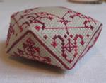 Red monochrome Biscornu & scissor fob - cross stitch pattern - by Marie-Anne Réthoret-Mélin (zoom 4)