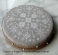 <b>Round pinkeep with white lace</b><br>cross stitch pattern<br>by <b>Agnès Delage-Calvet</b>